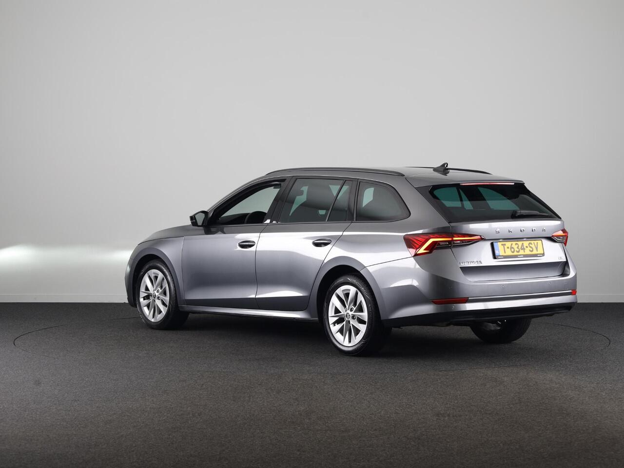 Skoda OCTAVIA Combi 1.5 e-TSI Sport Business 150pk DSG | Parkeersensoren voor en achter | Navigatie | Sportstoelen |