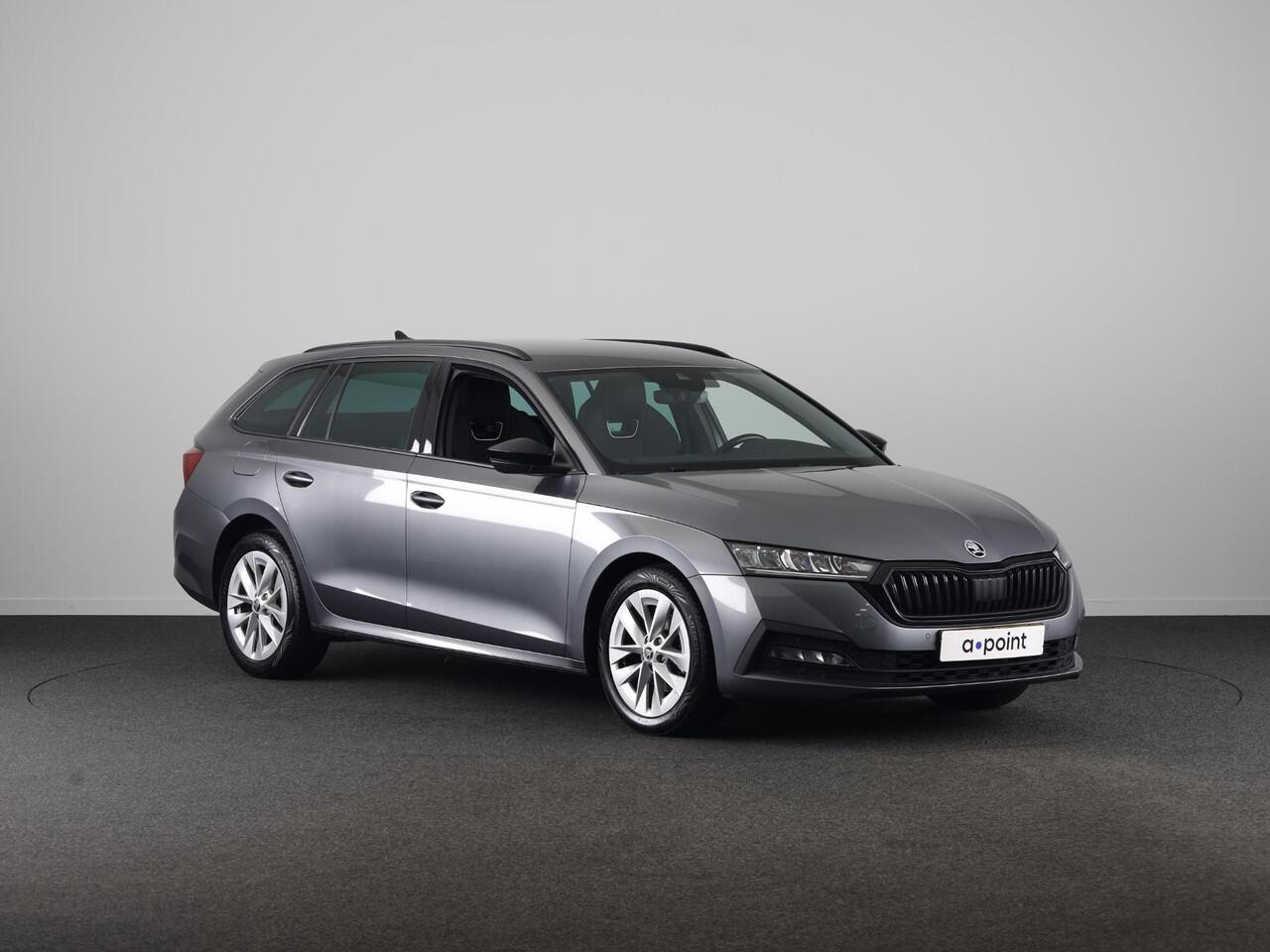 Skoda OCTAVIA Combi 1.5 e-TSI Sport Business 150pk DSG | Parkeersensoren voor en achter | Navigatie | Sportstoelen |