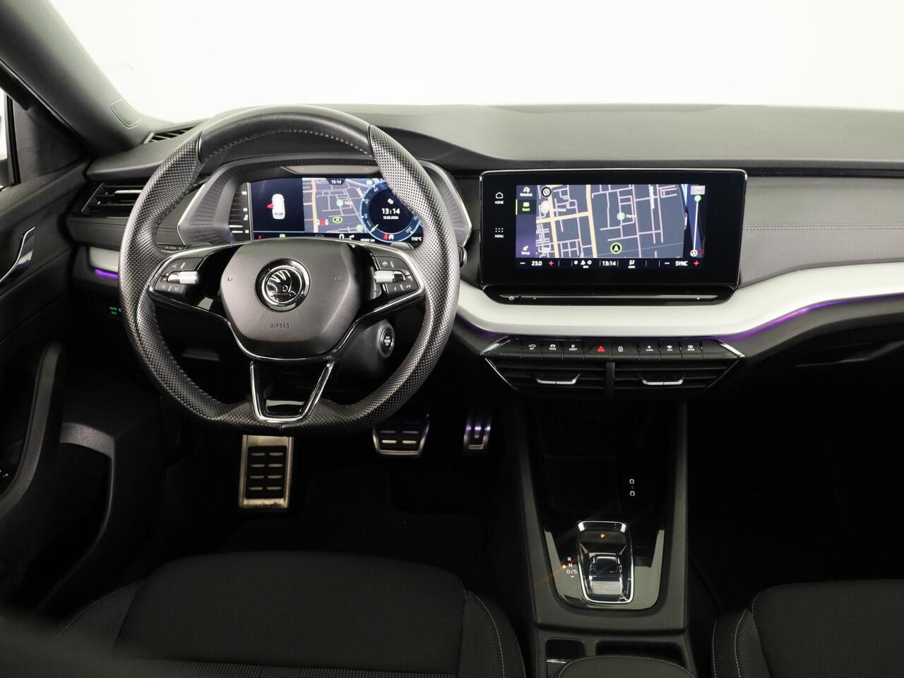 Skoda OCTAVIA Combi 1.5 e-TSI Sport Business 150pk DSG | Parkeersensoren voor en achter | Navigatie | Sportstoelen |