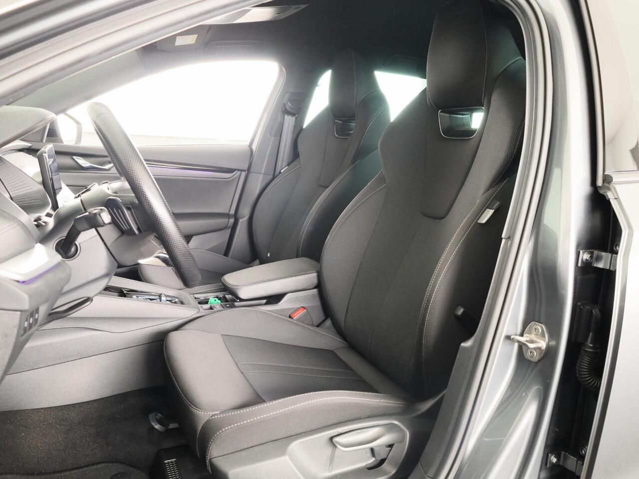 Skoda OCTAVIA Combi 1.5 e-TSI Sport Business 150pk DSG | Parkeersensoren voor en achter | Navigatie | Sportstoelen |