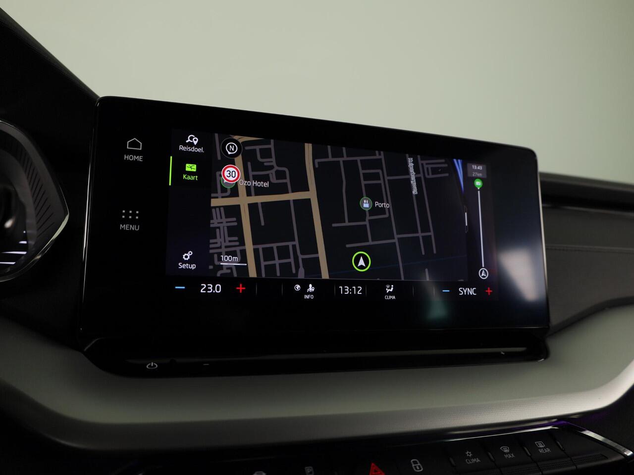 Skoda OCTAVIA Combi 1.5 e-TSI Sport Business 150pk DSG | Parkeersensoren voor en achter | Navigatie | Sportstoelen |