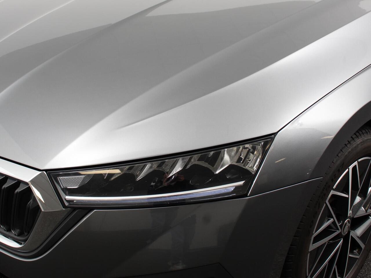 Skoda OCTAVIA Combi 1.4 TSI iV PHEV Business Edition Plus | DEMO ! | Navigatie | Apple Carplay/Android Auto | Climate Control | Cruise Control | Parkeer sensoren | Camera | Full LED | 17" LM Velgen