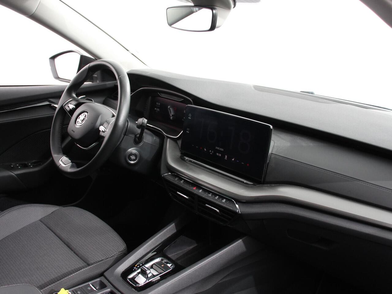 Skoda OCTAVIA Combi 1.4 TSI iV PHEV Business Edition Plus | DEMO ! | Navigatie | Apple Carplay/Android Auto | Climate Control | Cruise Control | Parkeer sensoren | Camera | Full LED | 17" LM Velgen