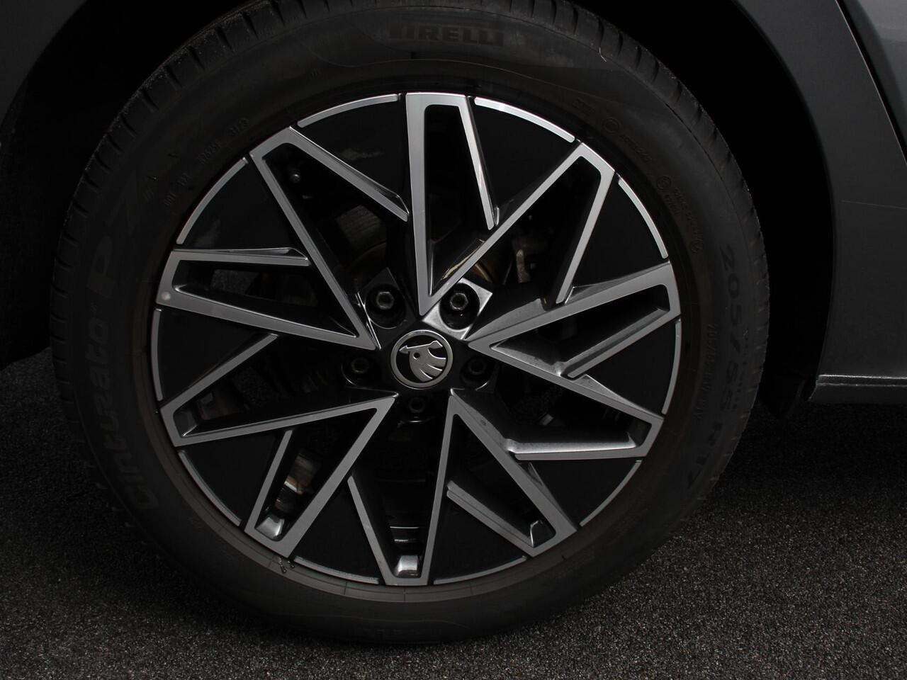 Skoda OCTAVIA Combi 1.4 TSI iV PHEV Business Edition Plus | DEMO ! | Navigatie | Apple Carplay/Android Auto | Climate Control | Cruise Control | Parkeer sensoren | Camera | Full LED | 17" LM Velgen