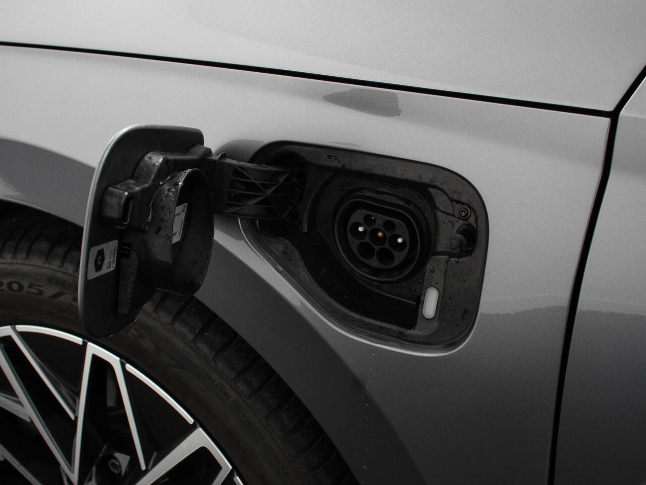 Skoda OCTAVIA Combi 1.4 TSI iV PHEV Business Edition Plus | DEMO ! | Navigatie | Apple Carplay/Android Auto | Climate Control | Cruise Control | Parkeer sensoren | Camera | Full LED | 17" LM Velgen