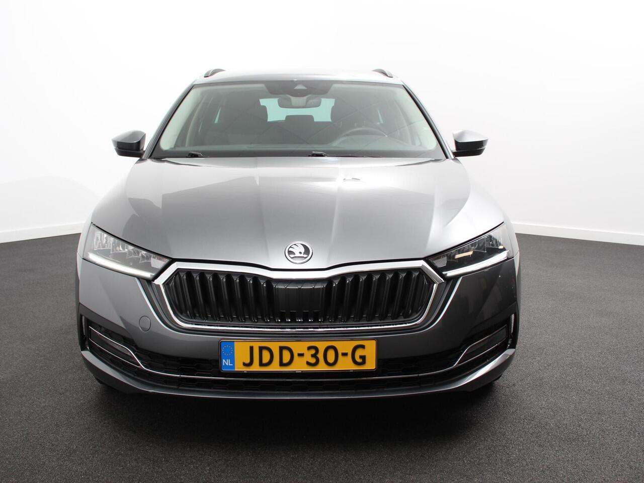 Skoda OCTAVIA Combi 1.4 TSI iV PHEV Business Edition Plus | DEMO ! | Navigatie | Apple Carplay/Android Auto | Climate Control | Cruise Control | Parkeer sensoren | Camera | Full LED | 17" LM Velgen