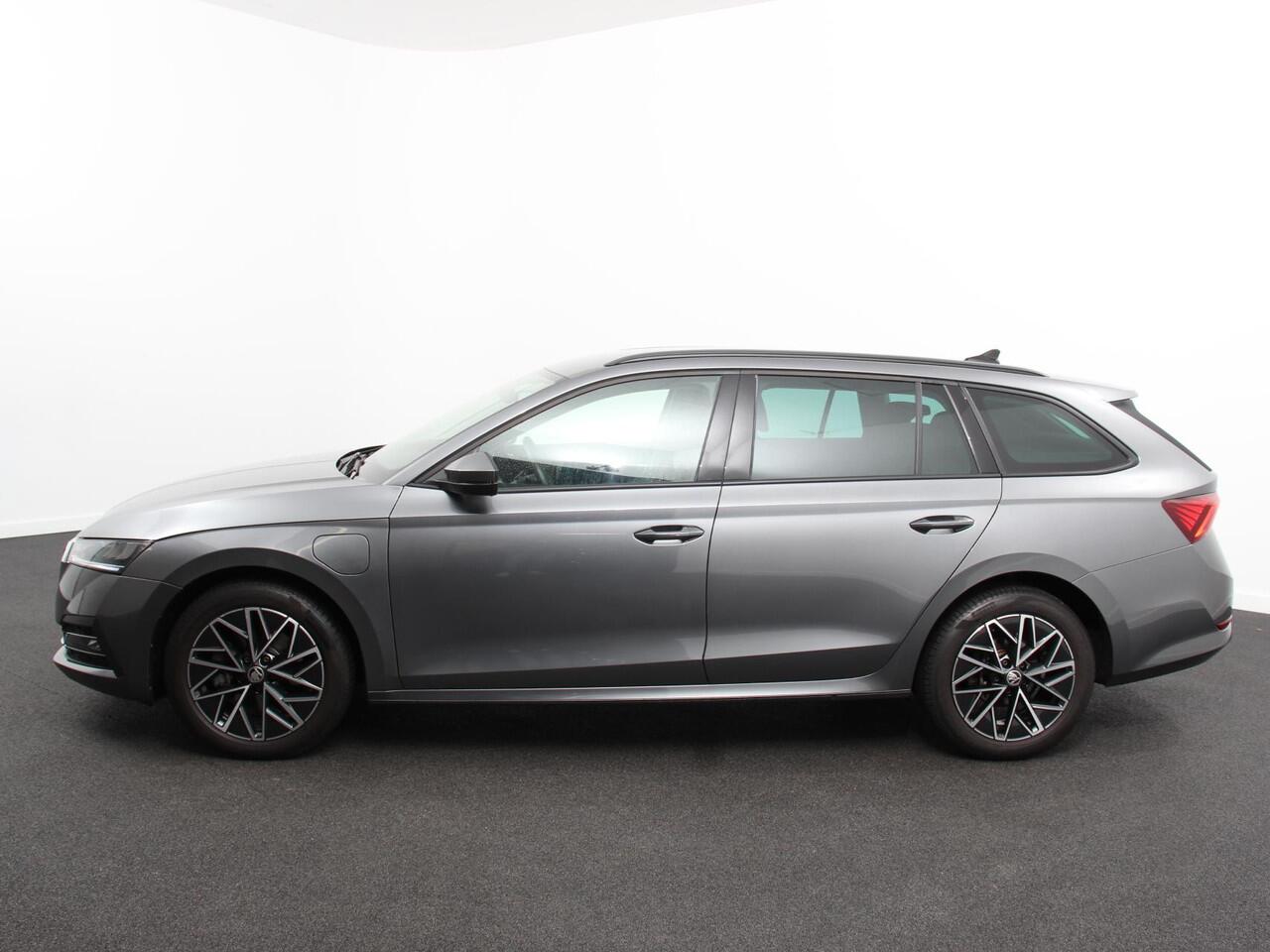 Skoda OCTAVIA Combi 1.4 TSI iV PHEV Business Edition Plus | DEMO ! | Navigatie | Apple Carplay/Android Auto | Climate Control | Cruise Control | Parkeer sensoren | Camera | Full LED | 17" LM Velgen