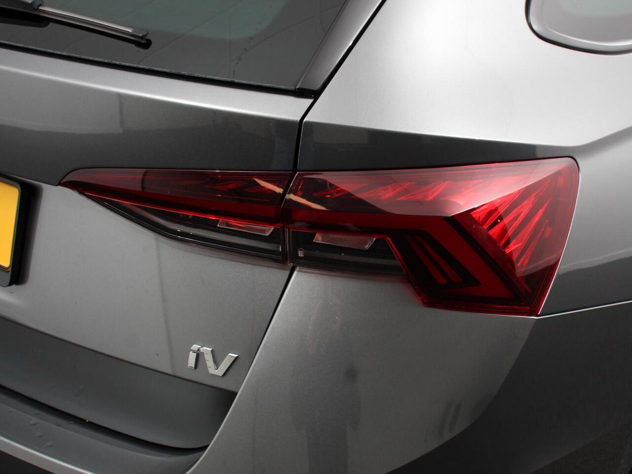 Skoda OCTAVIA Combi 1.4 TSI iV PHEV Business Edition Plus | DEMO ! | Navigatie | Apple Carplay/Android Auto | Climate Control | Cruise Control | Parkeer sensoren | Camera | Full LED | 17" LM Velgen