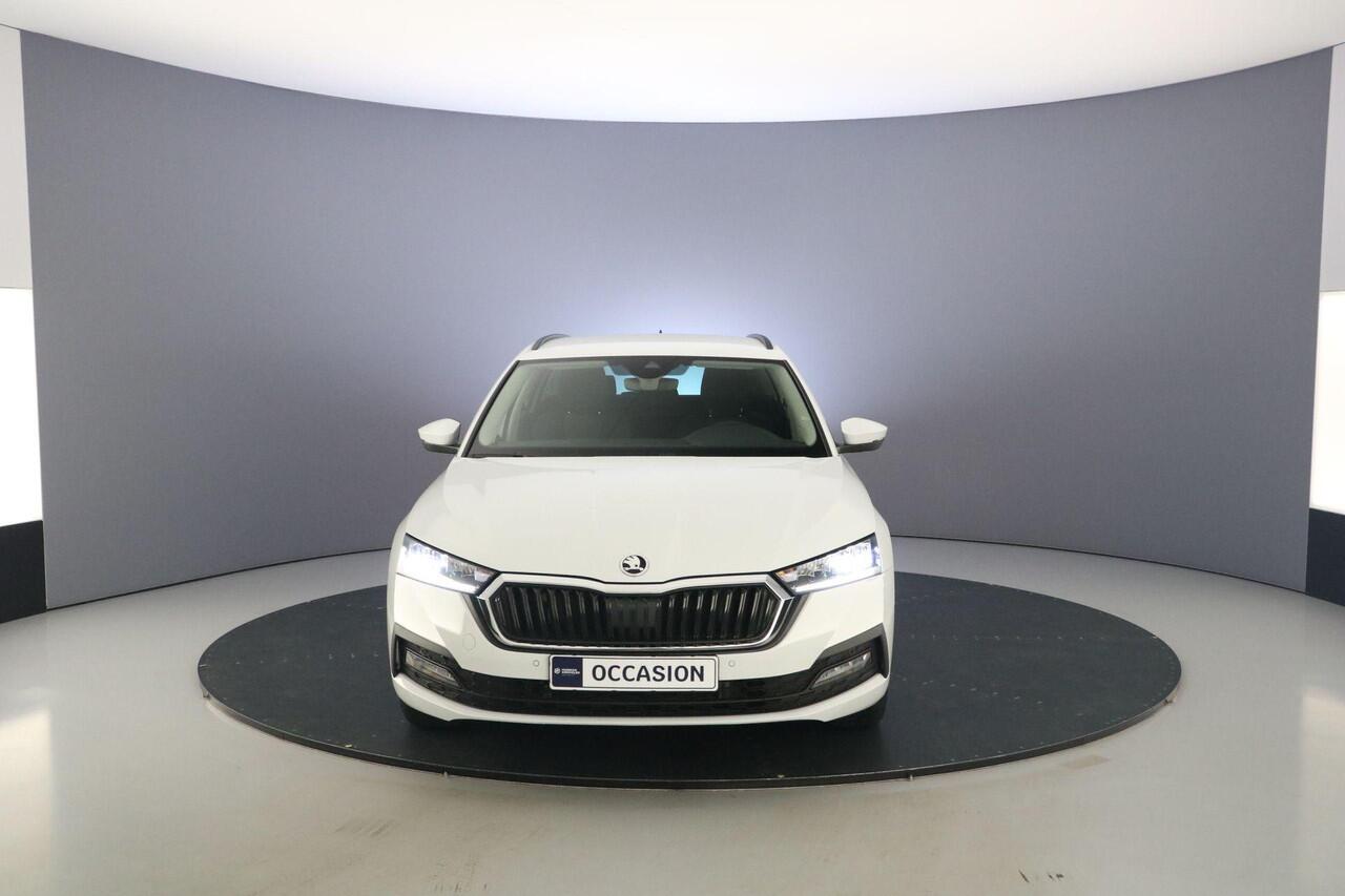 Skoda OCTAVIA Combi Business Edition 1.0 TSI 110pk Trekhaak, Elektrische achterklep, Cruise control, Navigatie, Parkeersensoren, Airco, Stoelverwarming, App connect, LED koplampen