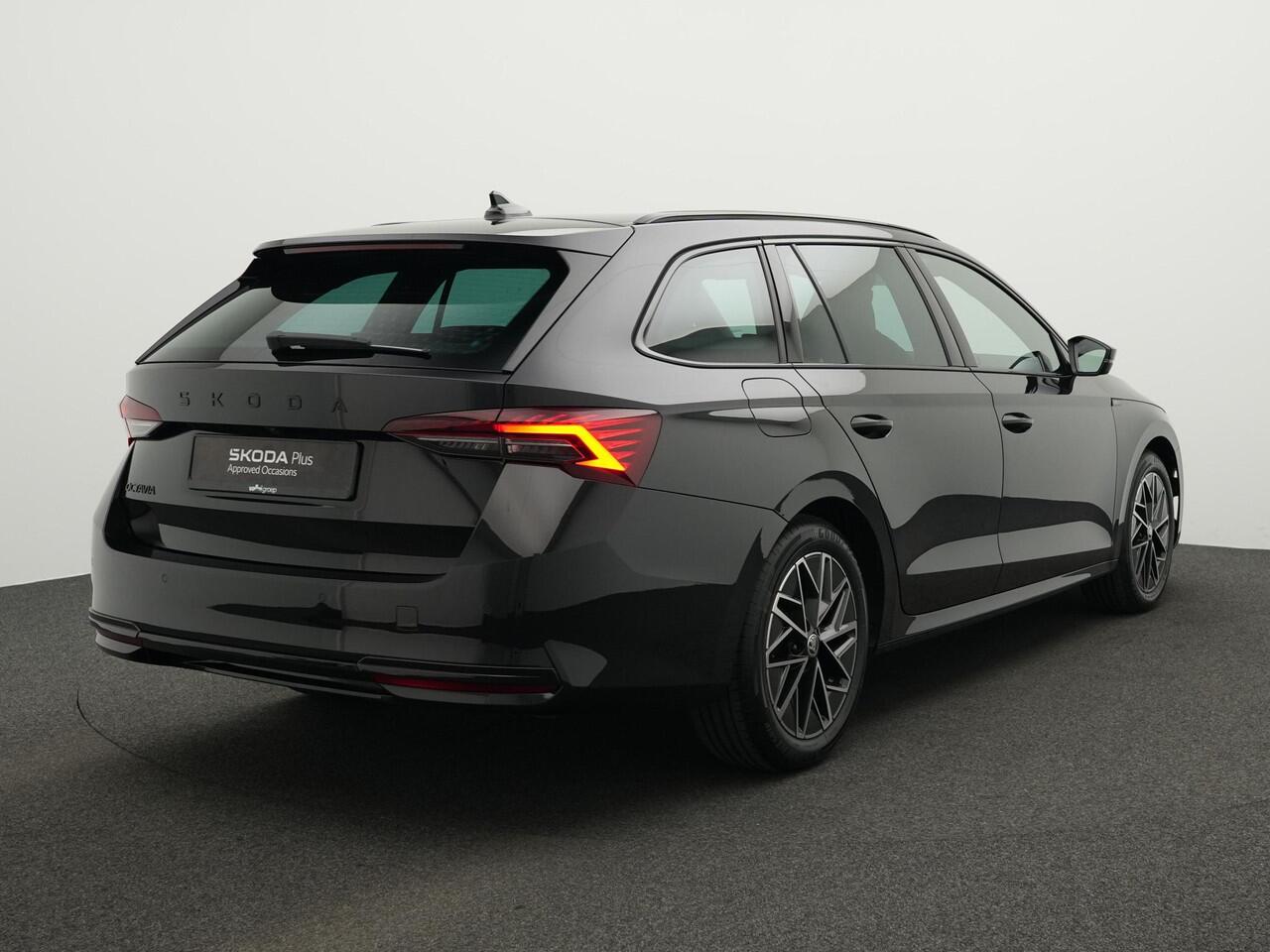 Skoda OCTAVIA Combi 1.5 TSI 150 pk DSG MHEV Sportline Business | Matrix LED | Head-up display | Achteruitrijcamera | Navigatie | Stoelverwarming
