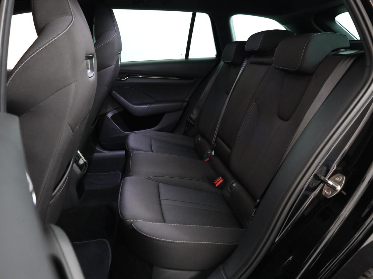 Skoda OCTAVIA Combi 1.4 TSI iV PHEV Sportline Business 204 pk Automaat (DSG) | Verlengde garantie | Navigatie | Parkeersensoren | Adaptieve cruise control | Stoelverwarming |