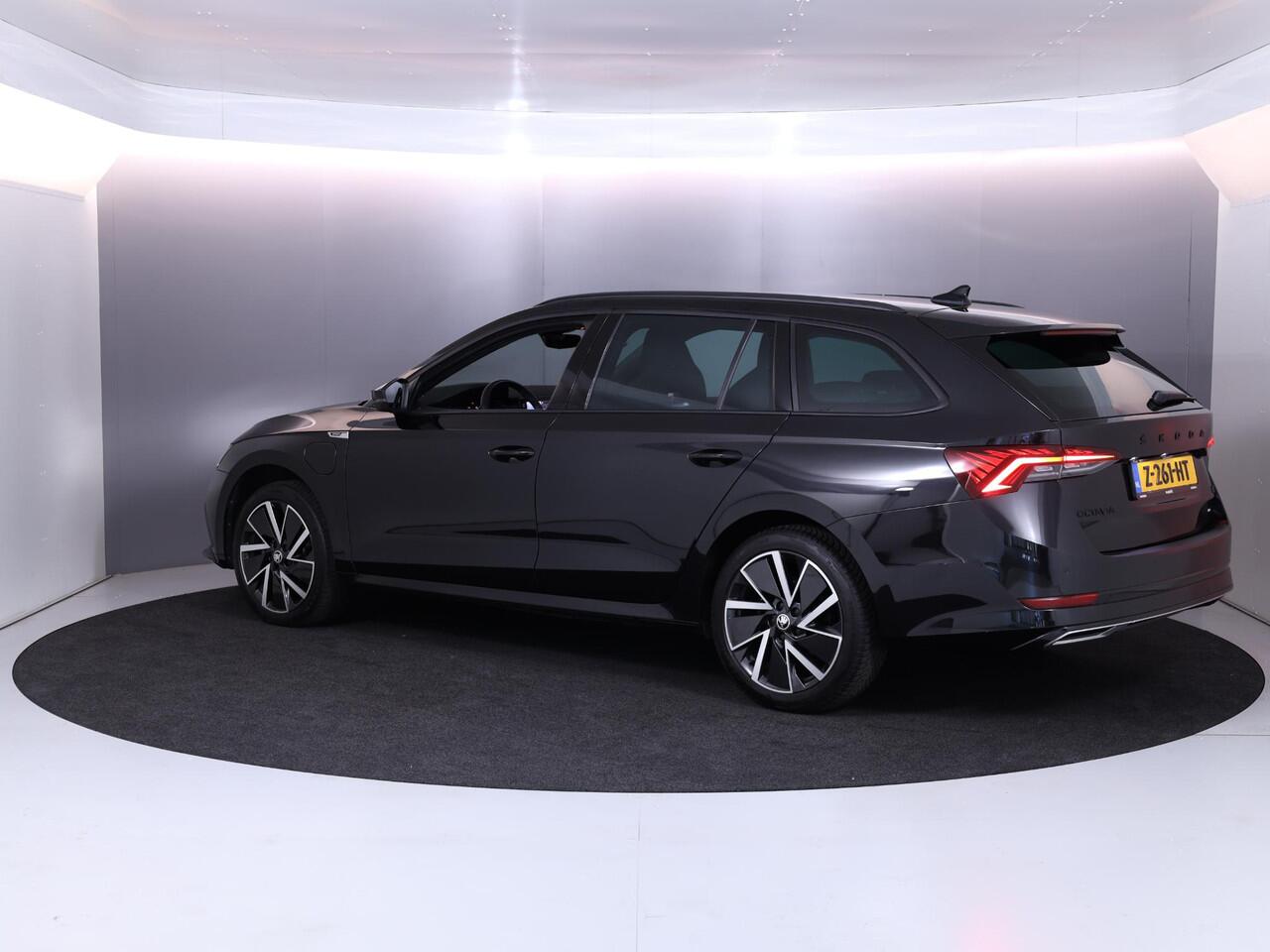 Skoda OCTAVIA Combi 1.4 TSI iV PHEV Sportline Business 204 pk Automaat (DSG) | Verlengde garantie | Navigatie | Parkeersensoren | Adaptieve cruise control | Stoelverwarming |