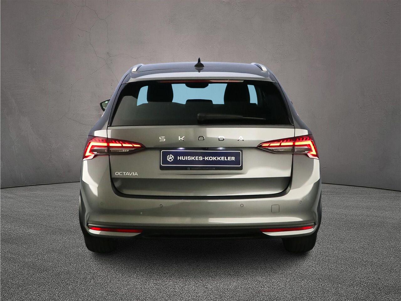 Skoda OCTAVIA Combi Selection 1.5 eTSI 115pk DSG Automaat Adaptive cruise control, Achteruitrijcamera, LED koplampen, App connect, Stoelverwarming, Parkeersensoren, Stuurwiel verwarmd