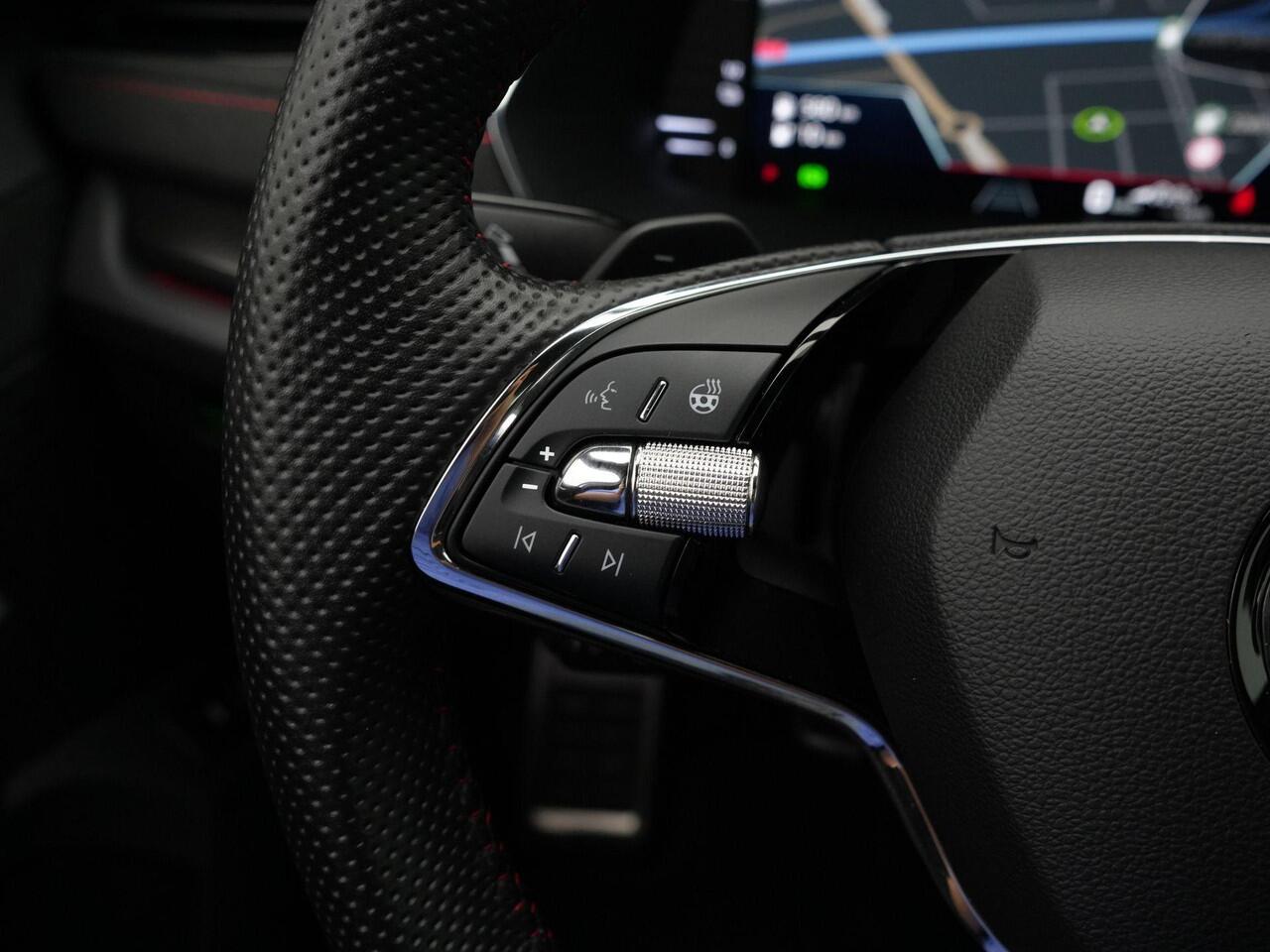 Skoda OCTAVIA Combi 1.4 TSI iV 245 pk DSG RS | Trekhaak | Stuur-/stoelverwarming | Achteruitrijcamera | Navigatie