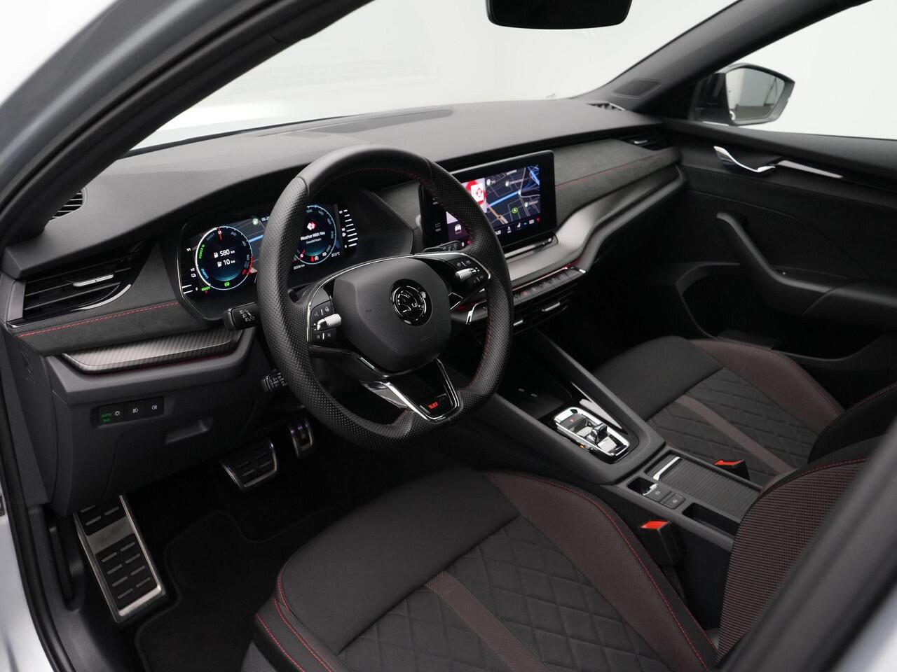 Skoda OCTAVIA Combi 1.4 TSI iV 245 pk DSG RS | Trekhaak | Stuur-/stoelverwarming | Achteruitrijcamera | Navigatie