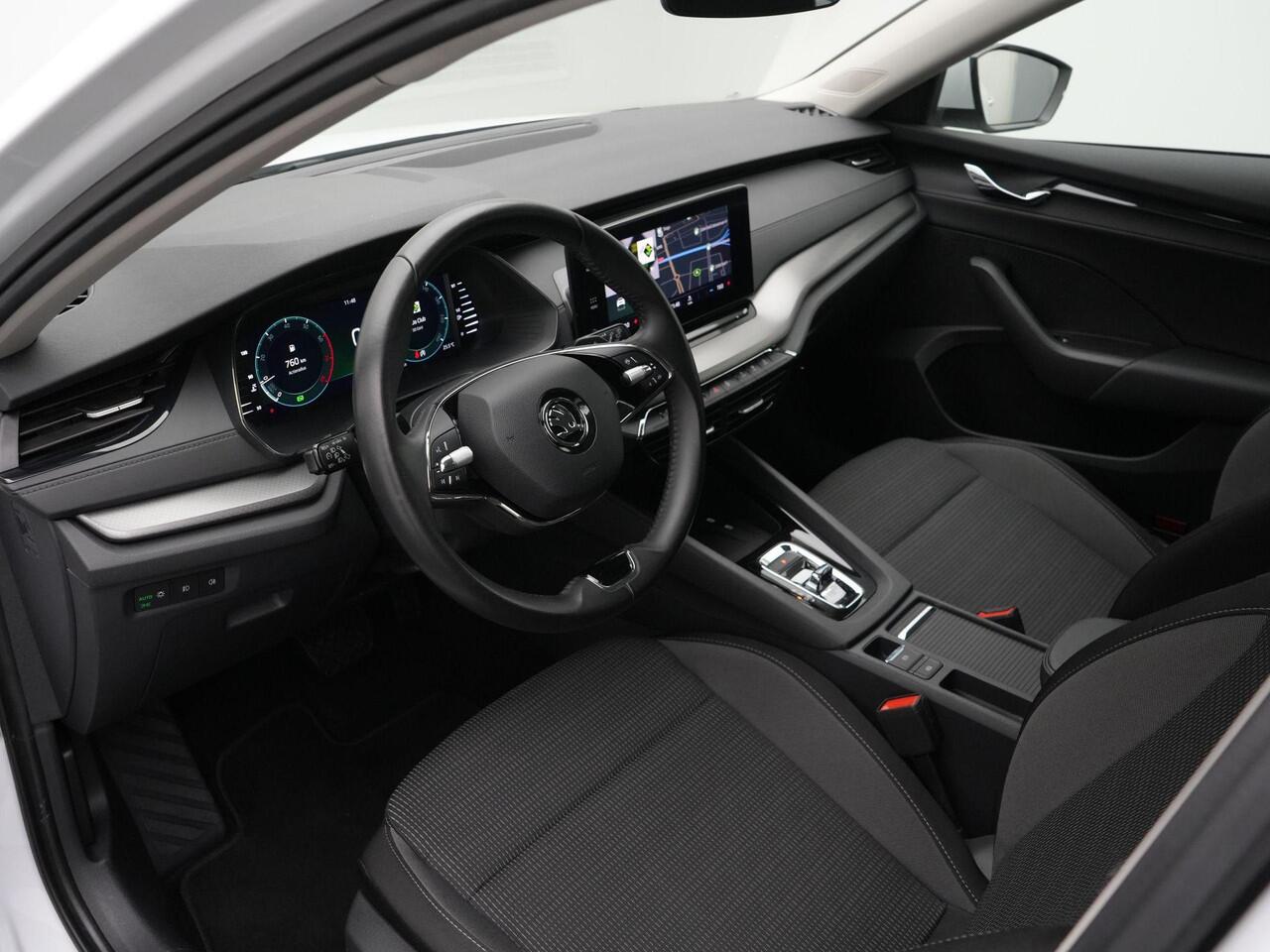 Skoda OCTAVIA Combi 1.0 e-TSI 110 pk DSG Business Edition | Trekhaak | Navigatie | Parkeersensoren voor/achter