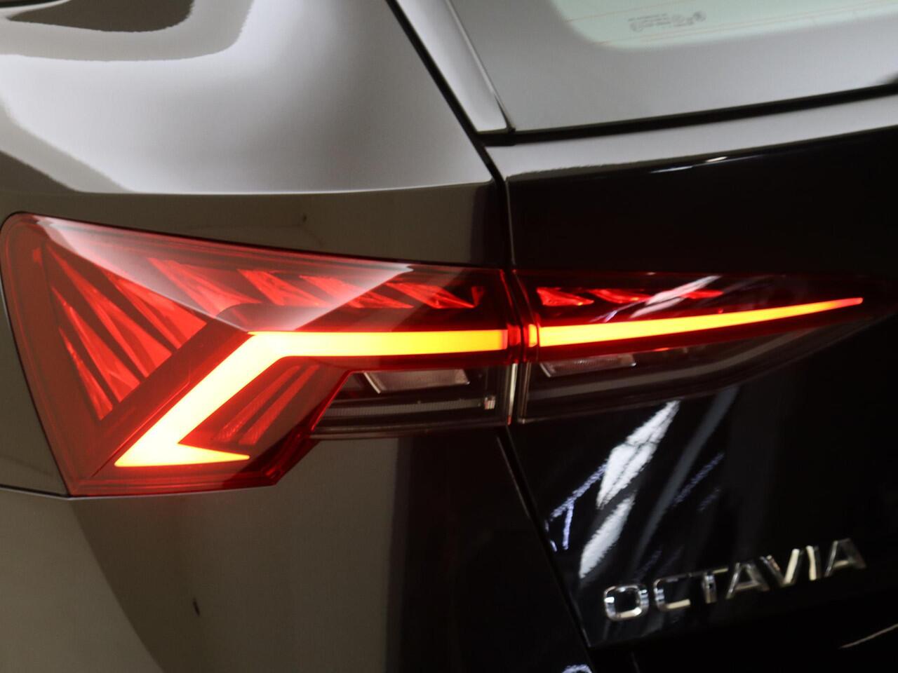 Skoda OCTAVIA Combi 1.4 TSI iV PHEV Business Edition | Trekhaak | Navigatie | Parkeersensoren | Keyless | Elektrische achterklep | Cruise control | CarPlay |