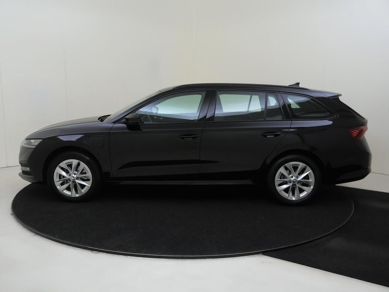 Skoda OCTAVIA Combi 1.4 TSI iV PHEV Business Edition | Trekhaak | Navigatie | Parkeersensoren | Keyless | Elektrische achterklep | Cruise control | CarPlay |