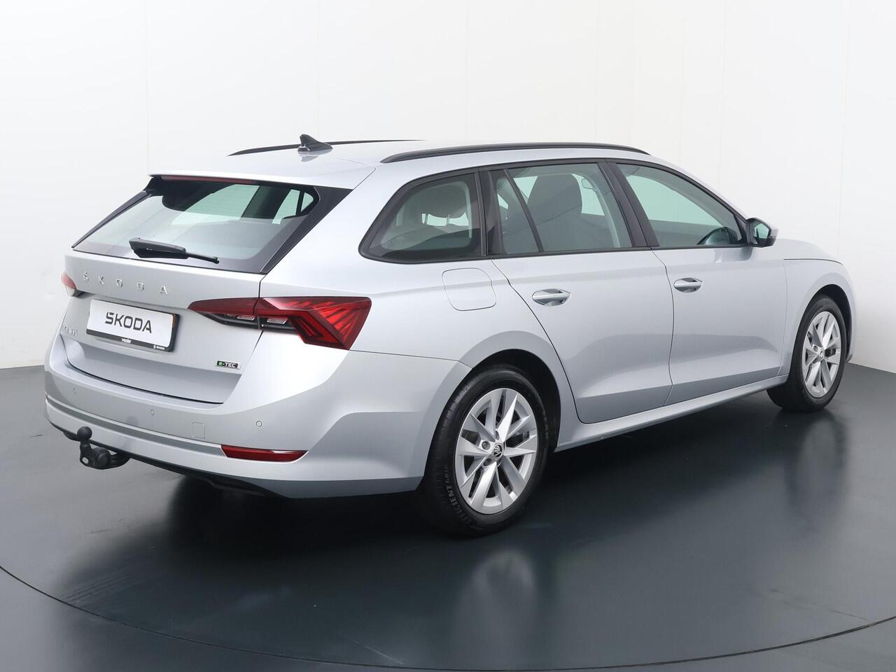 Skoda OCTAVIA Combi 1.0 e-TSI Business Edition | 110 PK | Automaat | Multifunctioneel stuurwiel | Cruisecontrol | Parkeersensoren |