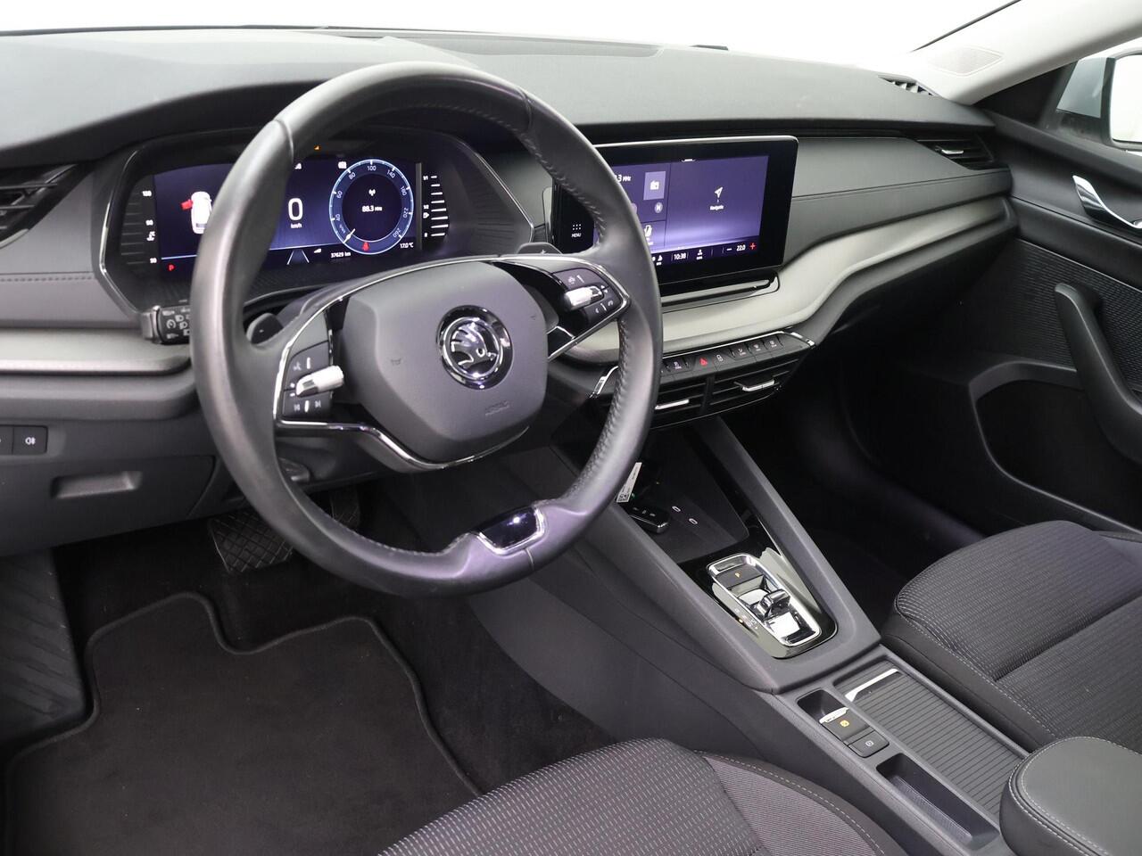 Skoda OCTAVIA Combi 1.0 e-TSI Business Edition | 110 PK | Automaat | Multifunctioneel stuurwiel | Cruisecontrol | Parkeersensoren |