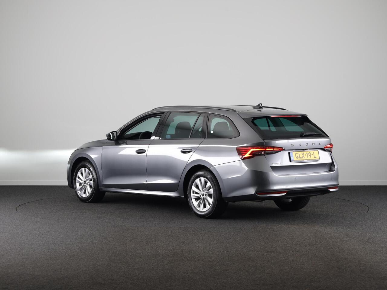 Skoda OCTAVIA Combi 1.5 TSI MHEV Business Edition 115 pk Automaat (DSG) | Verlengde garantie | Navigatie | Parkeersensoren | Achteruitrijcamera | LED koplampen | Stoelverwarming |