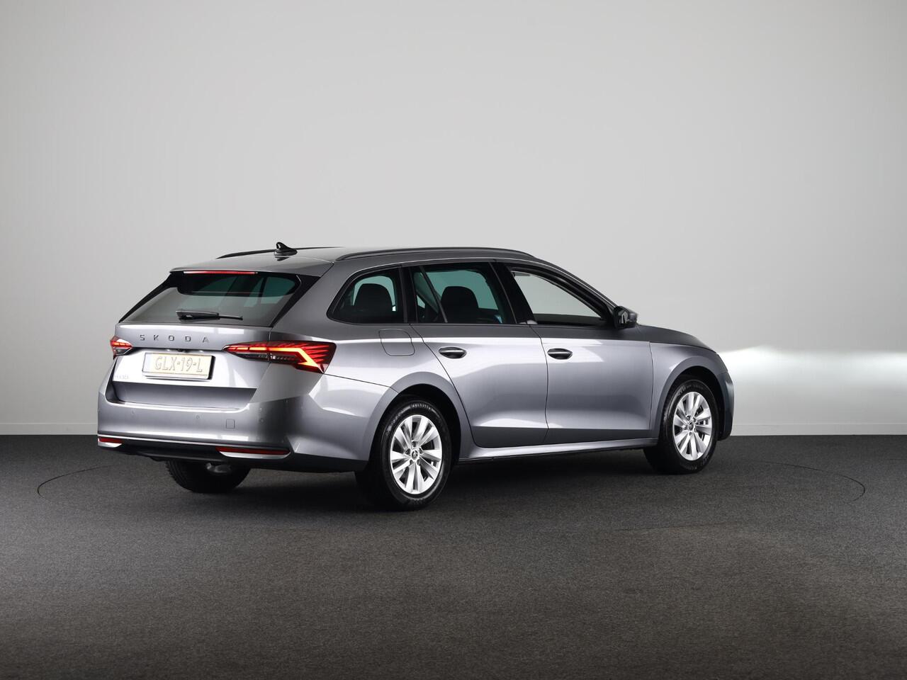 Skoda OCTAVIA Combi 1.5 TSI MHEV Business Edition 115 pk Automaat (DSG) | Verlengde garantie | Navigatie | Parkeersensoren | Achteruitrijcamera | LED koplampen | Stoelverwarming |