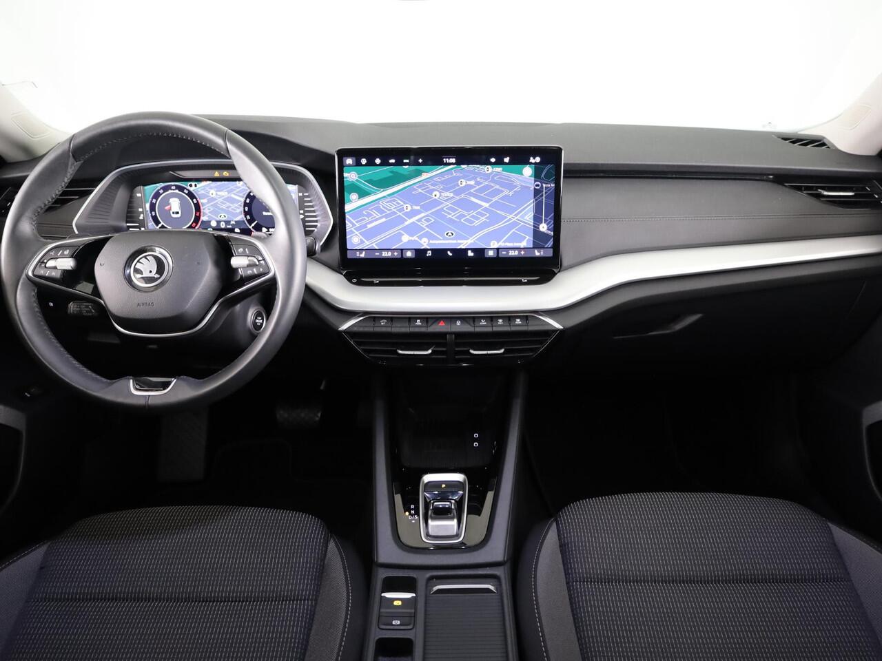 Skoda OCTAVIA Combi 1.5 TSI MHEV Business Edition 115 pk Automaat (DSG) | Verlengde garantie | Navigatie | Parkeersensoren | Achteruitrijcamera | LED koplampen | Stoelverwarming |