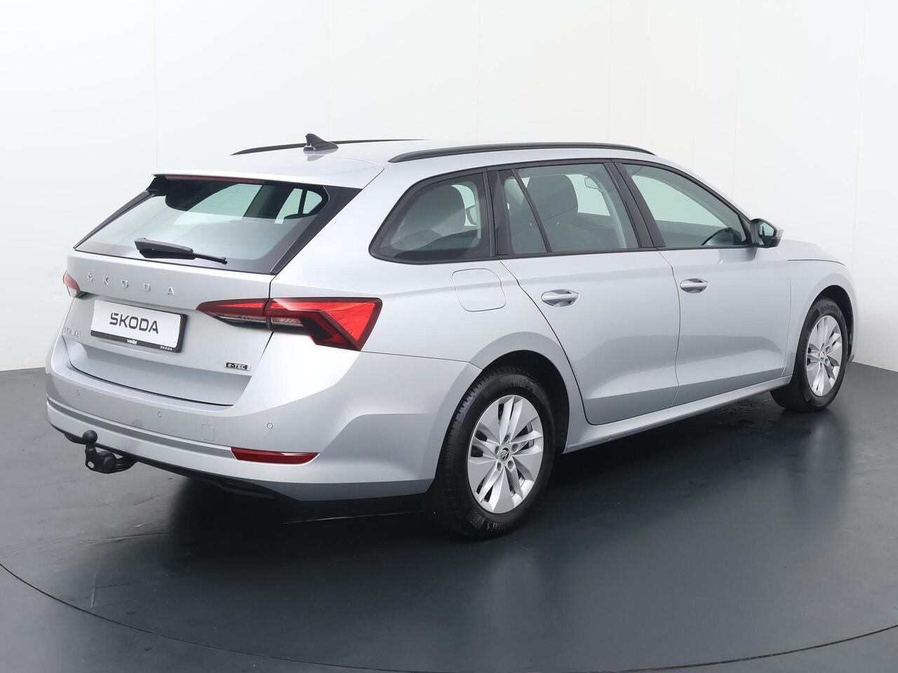 Skoda OCTAVIA Combi 1.0 e-TSI Ambition | 110 PK | Automaat | Trekhaak wegklapbaar | Navigatiesysteem |