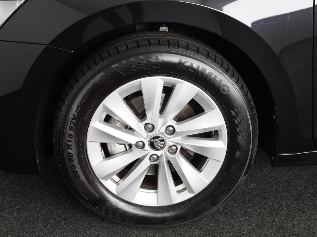 Skoda OCTAVIA Combi 1.5 TSI MHEV Business Edition 115 pk DSG | Verlengde garantie | Navigatie | Trekhaak (wegklapbaar) | Parkeersensoren | Achteruitrijcamera | Stoelverwarming |