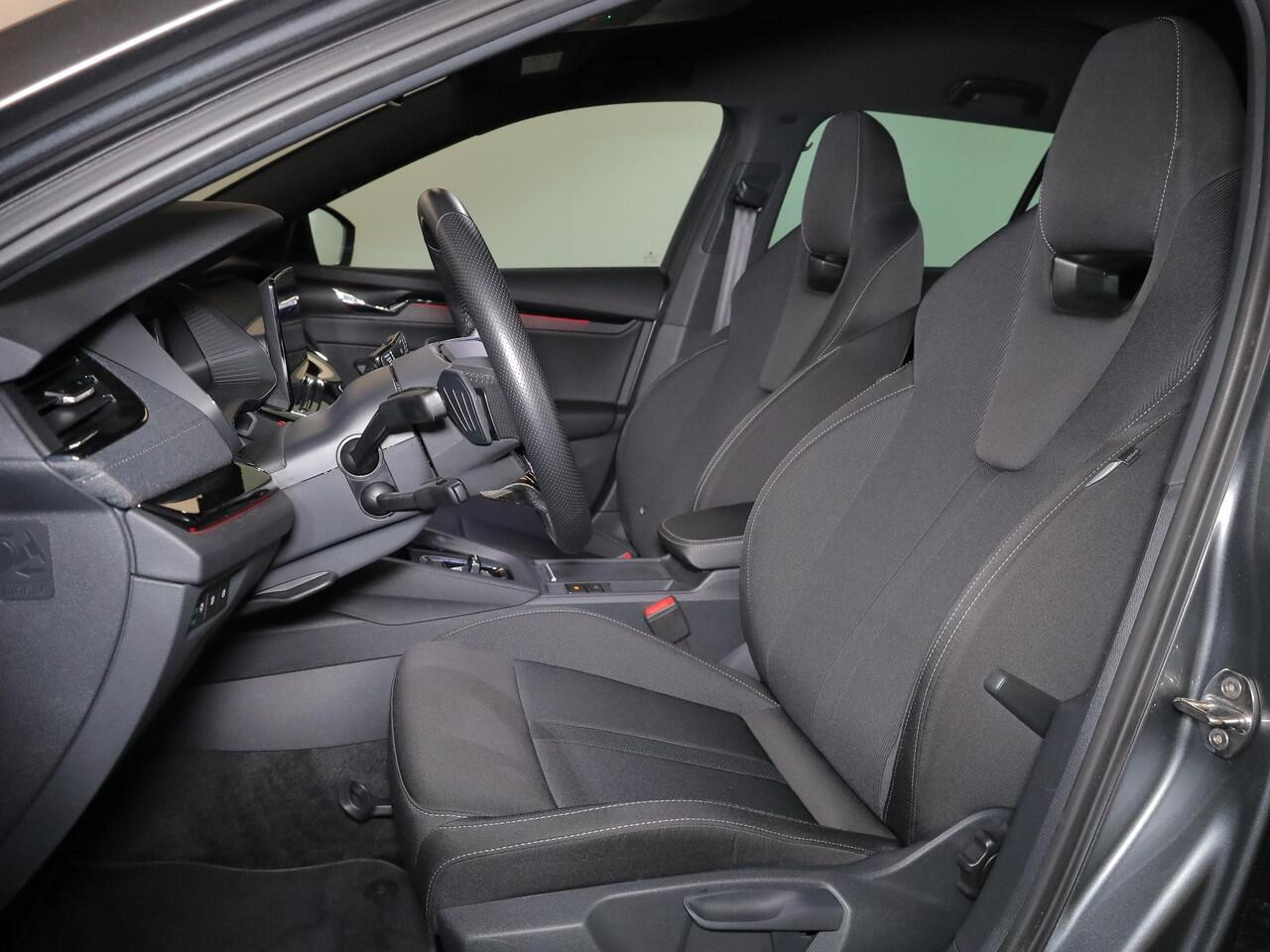 Skoda OCTAVIA Combi 1.4 TSI iV PHEV Sportline Business 204 pk Automaat (DSG) | Verlengde garantie | Navigatie | Parkeersensoren | Adaptieve cruise control | Stoelverwarming |