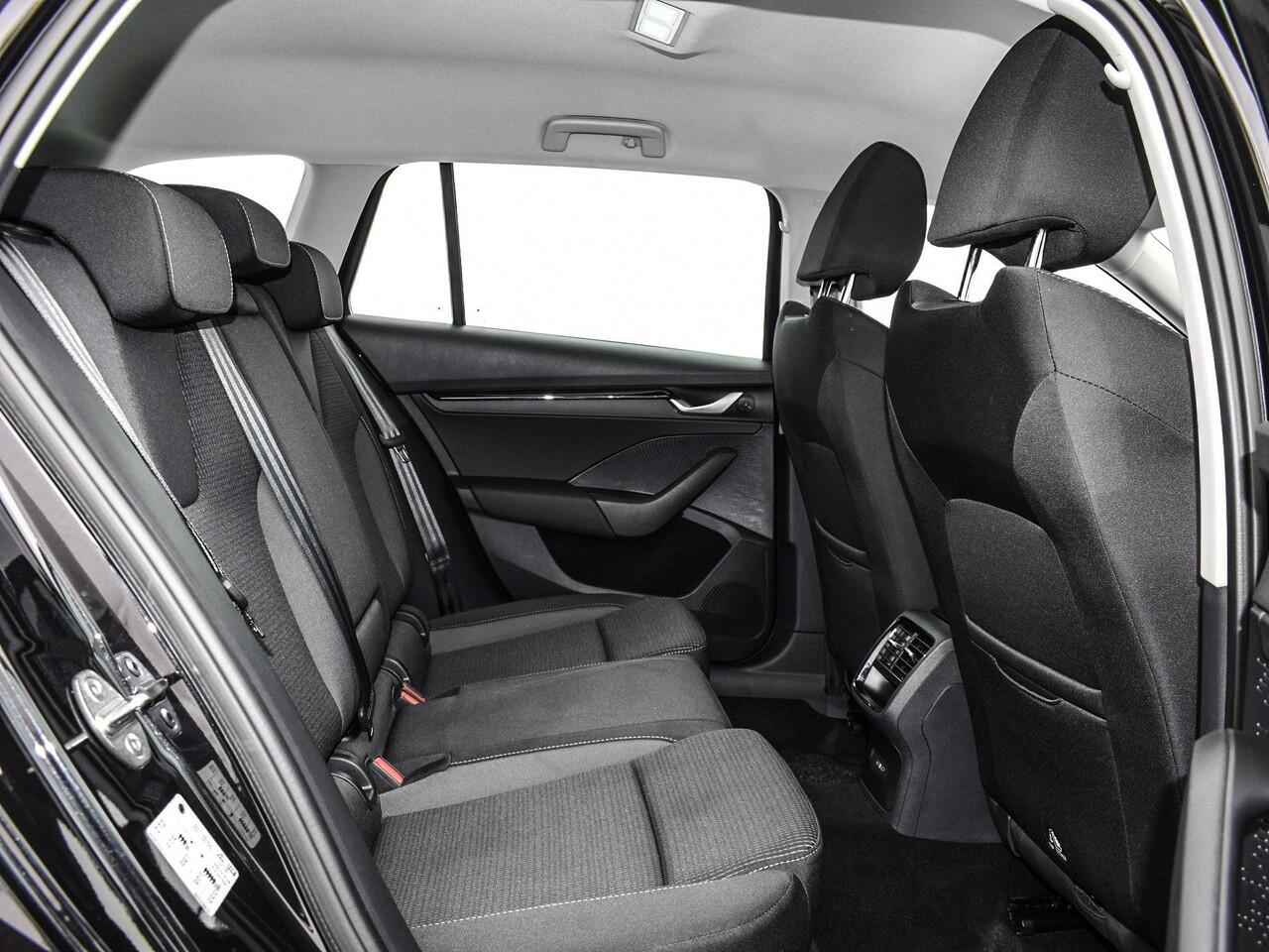 Skoda OCTAVIA Combi 1.5 TSI 115pk DSG MHEV Business Edition Plus · Camera · Inklap. Trekhaak · Keyless · Elek. Achterklep · Apple/Android Car Play · ACC · Garantie t/m 29-09-2028 of 100.000km