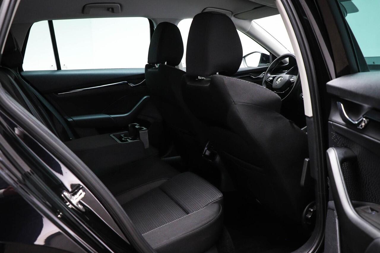 Skoda OCTAVIA Combi 1.0 e-TSI Business Edition | TRAVEL PACK | STOELVERWARMING | DAB | APPLE | TREKHAAK | 17"