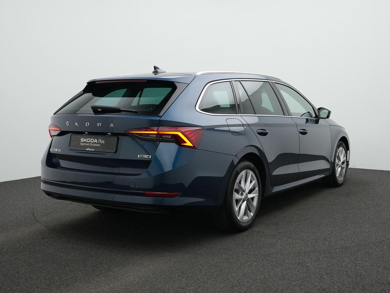 Skoda OCTAVIA Combi 1.0 e-TSI 110 pk DSG Business Edition | Trekhaak | Stoelverwarming | Navigatie | Parkeersensoren voor/achter