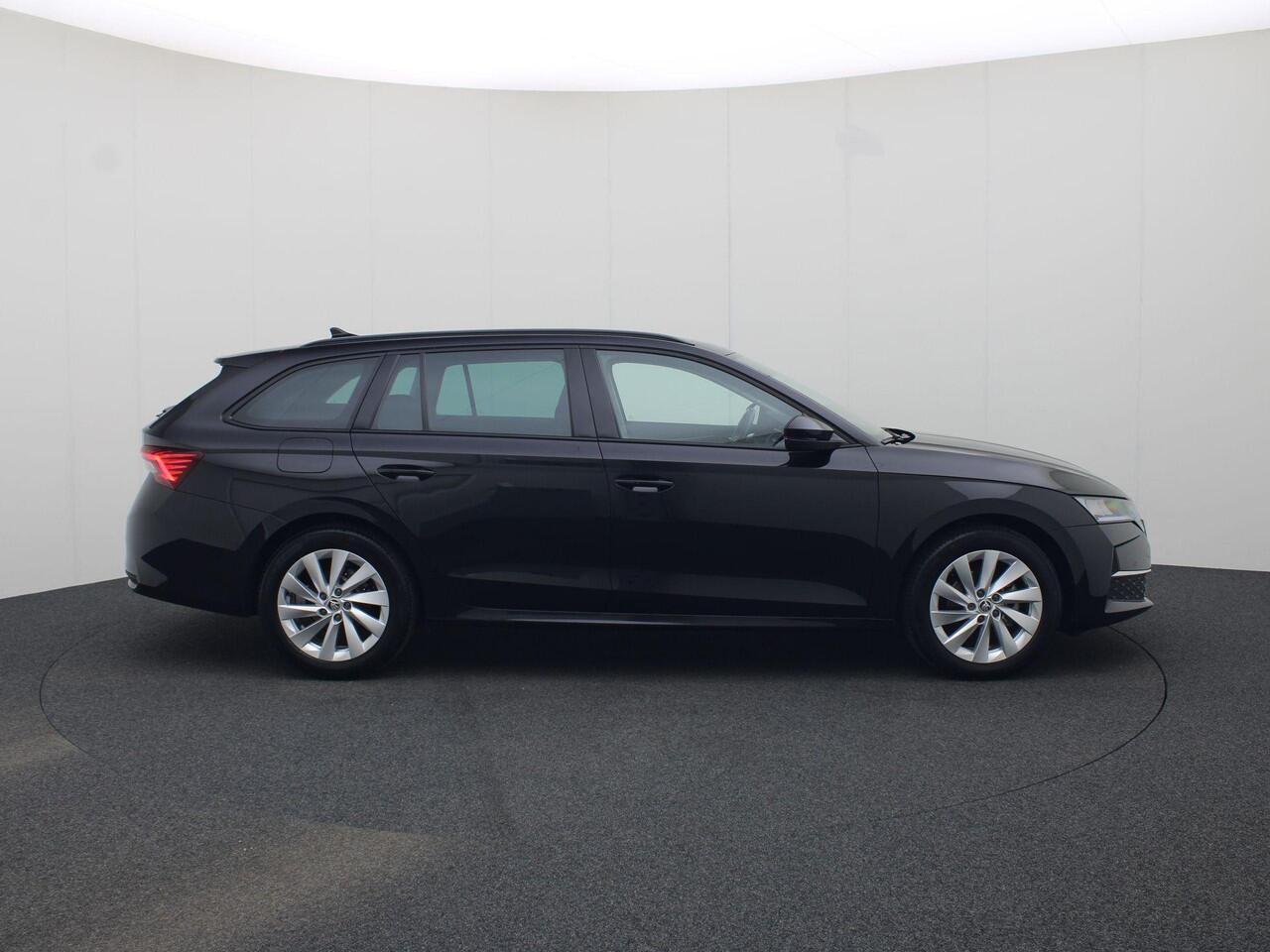 Skoda OCTAVIA Combi 1.5TSI/115PK MHEV Business Edition Plus DSG · Apple/Android Car Play · Trekhaak · Camera + Parkeersensoren · Garantie t/m 29-09-2028 of 100.000km