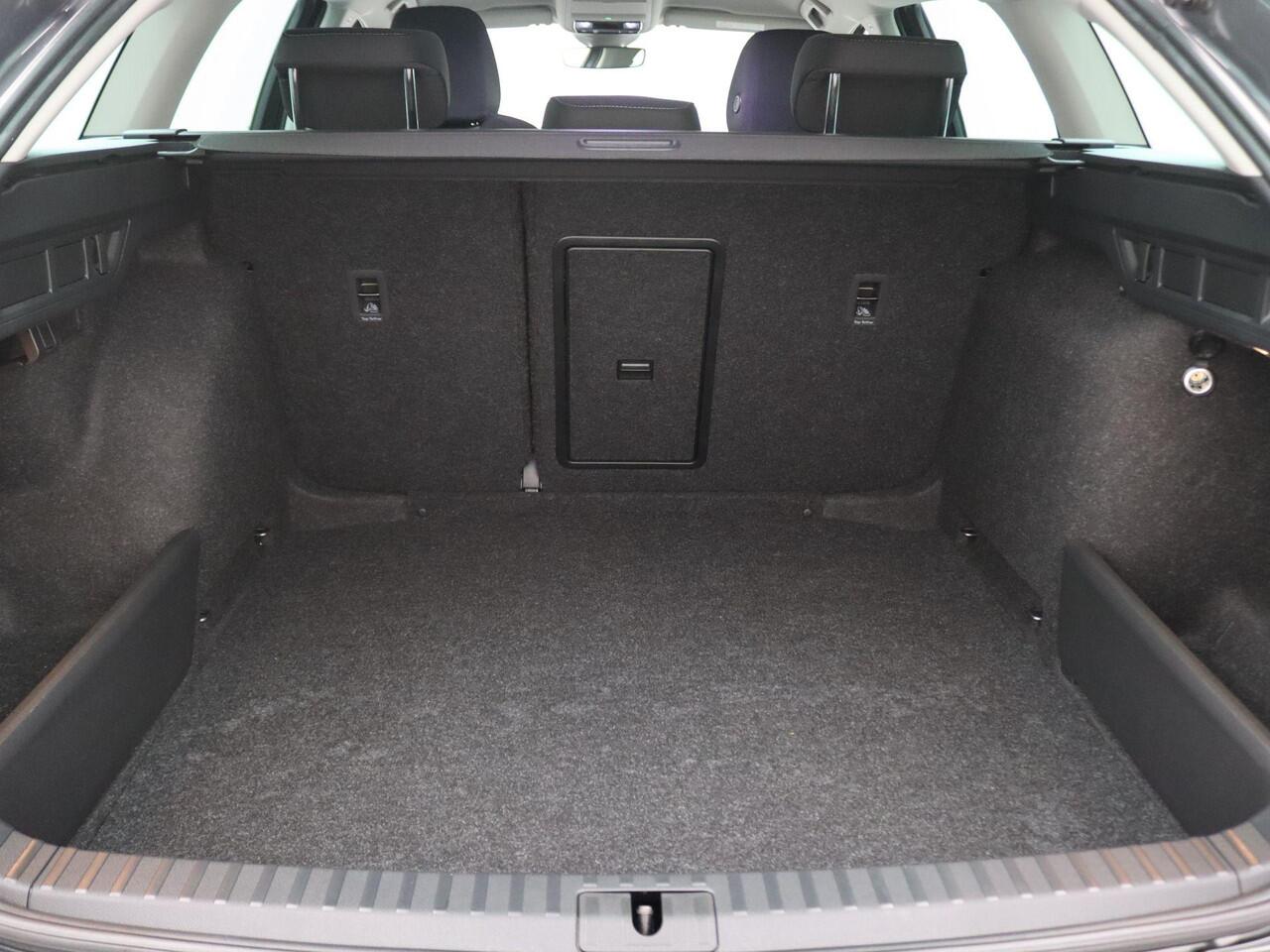 Skoda OCTAVIA Combi 1.5 TSI MHEV Business Edition Plus 150PK DSG Achterruitrijcamera, Adaptieve Cruise Control, Stoelverwarming voor & achter, Stuurwielverwarming, Alarm, Keyless, Full LED, Lane Assist, Navi via Apple Carplay/ Android Auto, 17" LM Velgen