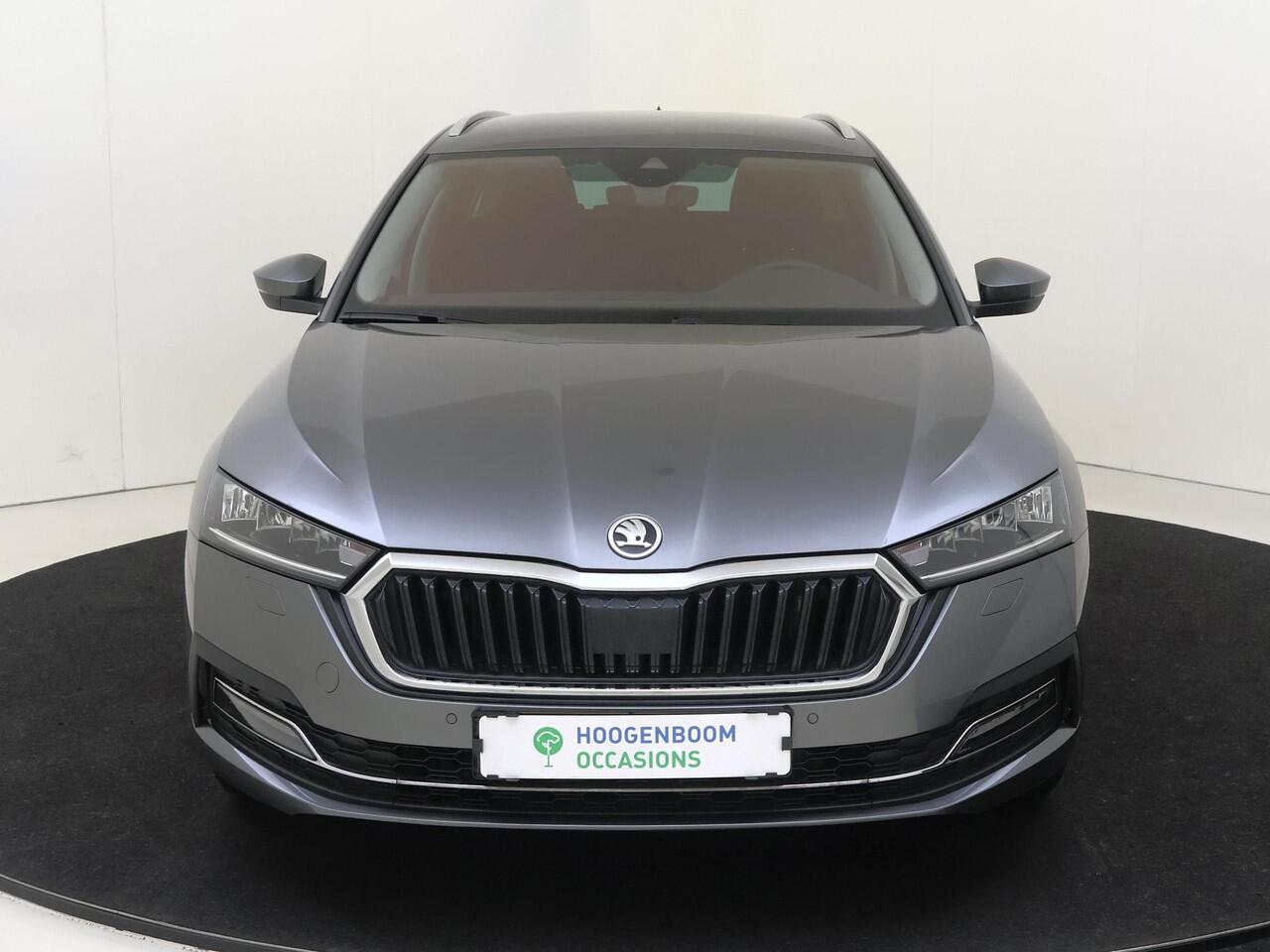 Skoda OCTAVIA Combi 1.0 e-TSI Business Edition Plus | Keyless | Dodehoek detectie | Navigatie | 3-zone airco | CarPlay | Stoel- en stuurwielverwarming | Adaptieve cruise control |