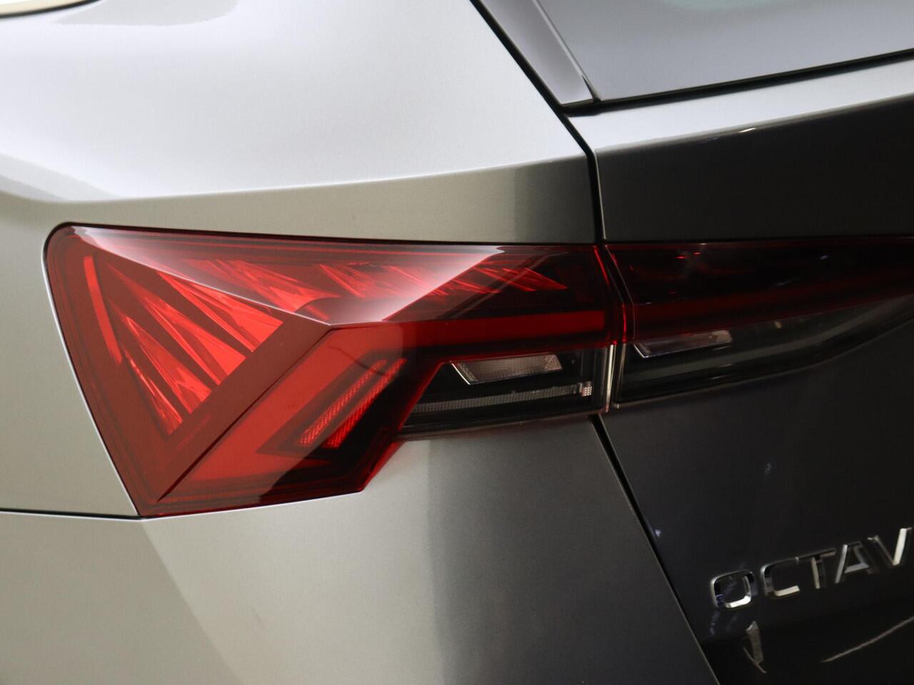 Skoda OCTAVIA Combi 1.0 e-TSI Business Edition Plus | Keyless | Dodehoek detectie | Navigatie | 3-zone airco | CarPlay | Stoel- en stuurwielverwarming | Adaptieve cruise control |