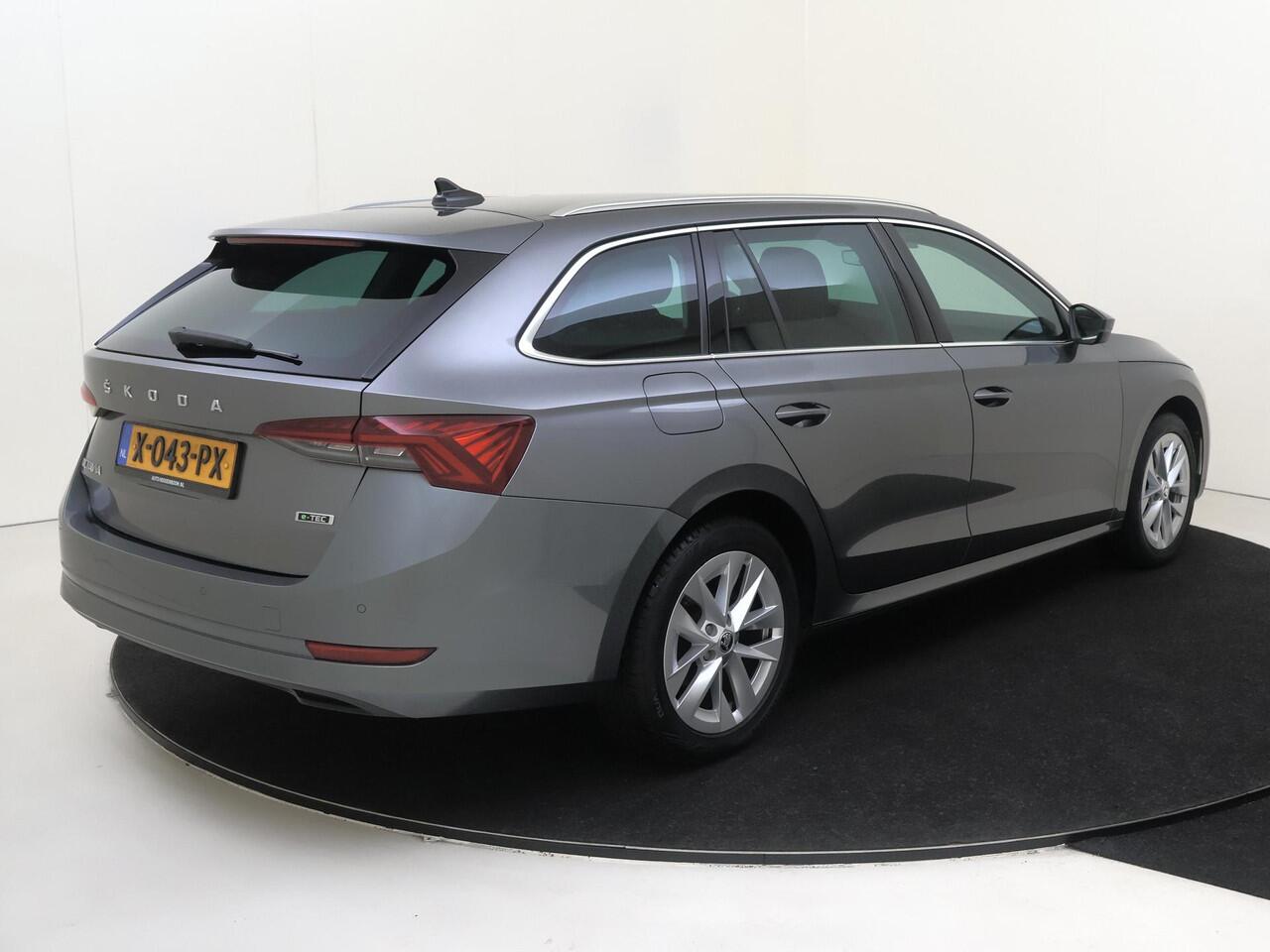 Skoda OCTAVIA Combi 1.0 e-TSI Business Edition Plus | Keyless | Dodehoek detectie | Navigatie | 3-zone airco | CarPlay | Stoel- en stuurwielverwarming | Adaptieve cruise control |