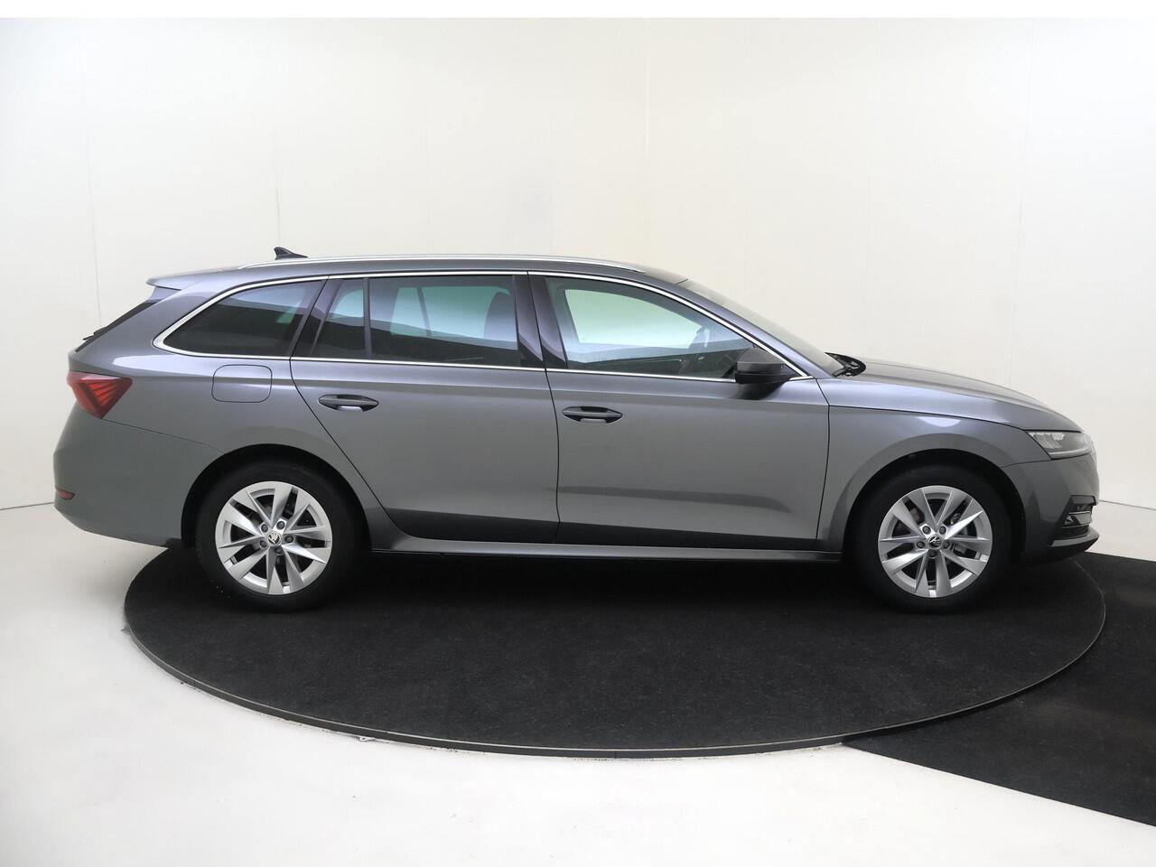 Skoda OCTAVIA Combi 1.0 e-TSI Business Edition Plus | Keyless | Dodehoek detectie | Navigatie | 3-zone airco | CarPlay | Stoel- en stuurwielverwarming | Adaptieve cruise control |