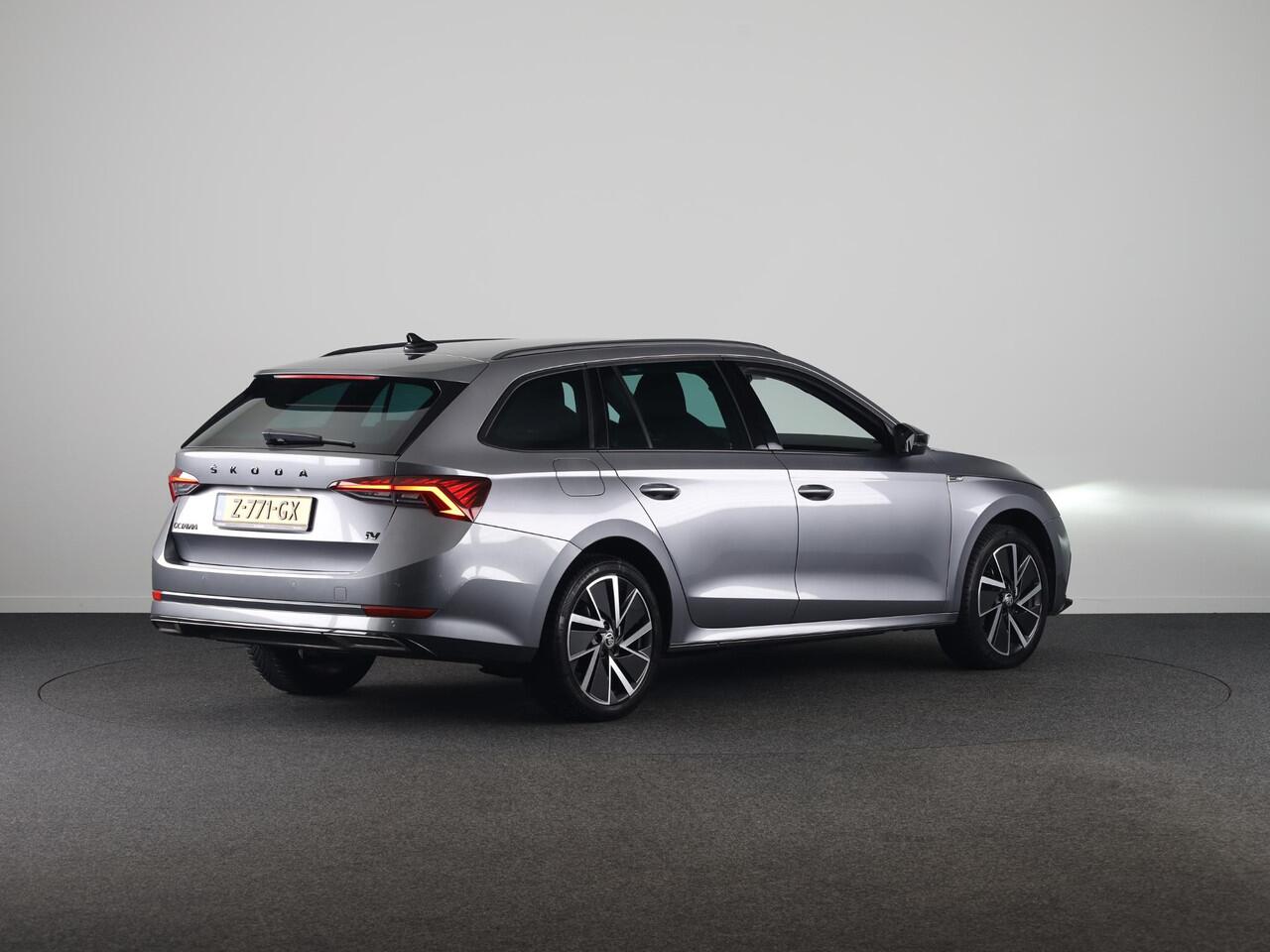 Skoda OCTAVIA Combi 1.4 TSI iV PHEV Sportline Business 204 pk Automaat (DSG) | Verlengde garantie | Navigatie | Parkeersensoren | Adaptieve cruise control | Stoelverwarming |