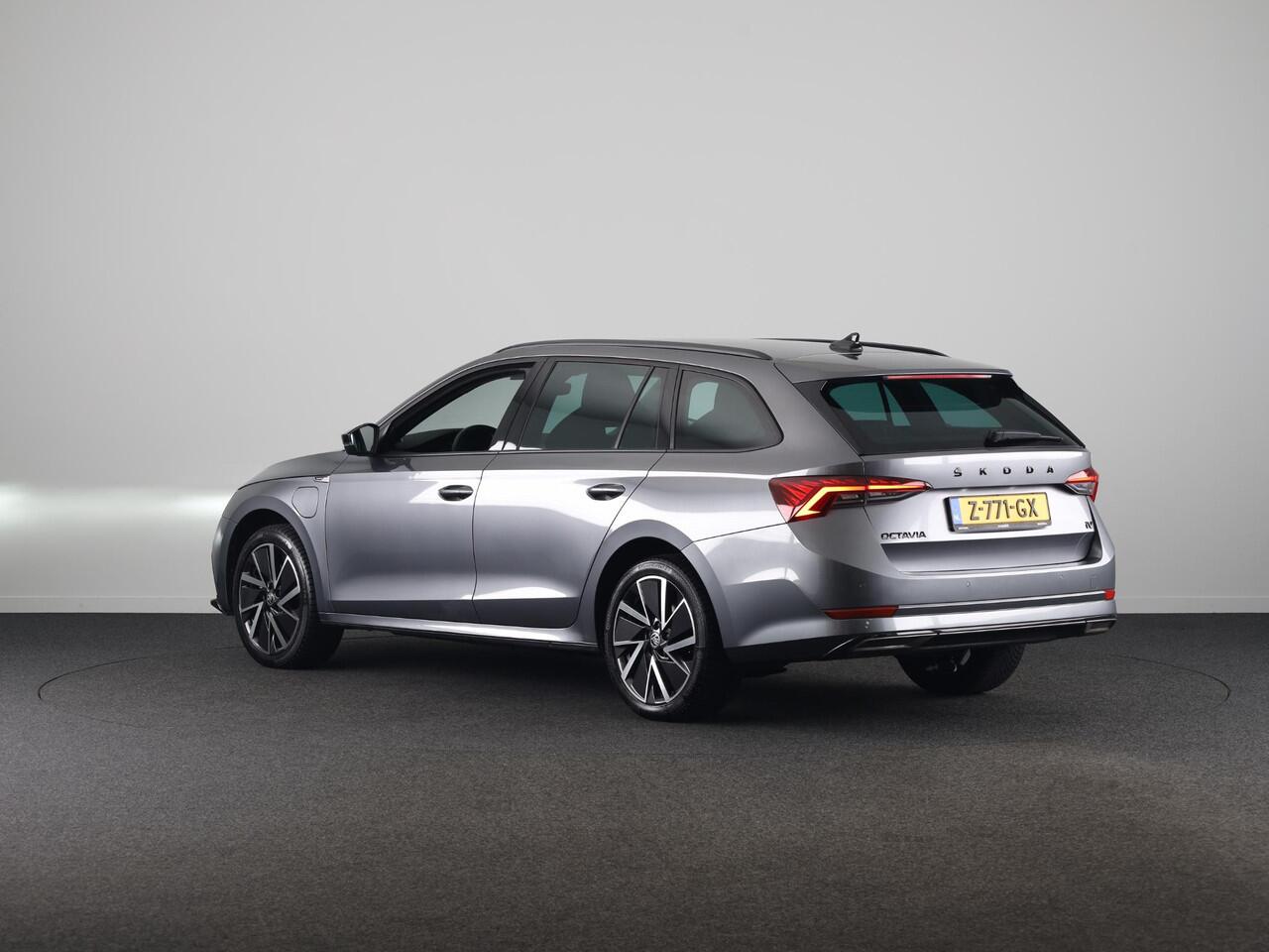 Skoda OCTAVIA Combi 1.4 TSI iV PHEV Sportline Business 204 pk Automaat (DSG) | Verlengde garantie | Navigatie | Parkeersensoren | Adaptieve cruise control | Stoelverwarming |