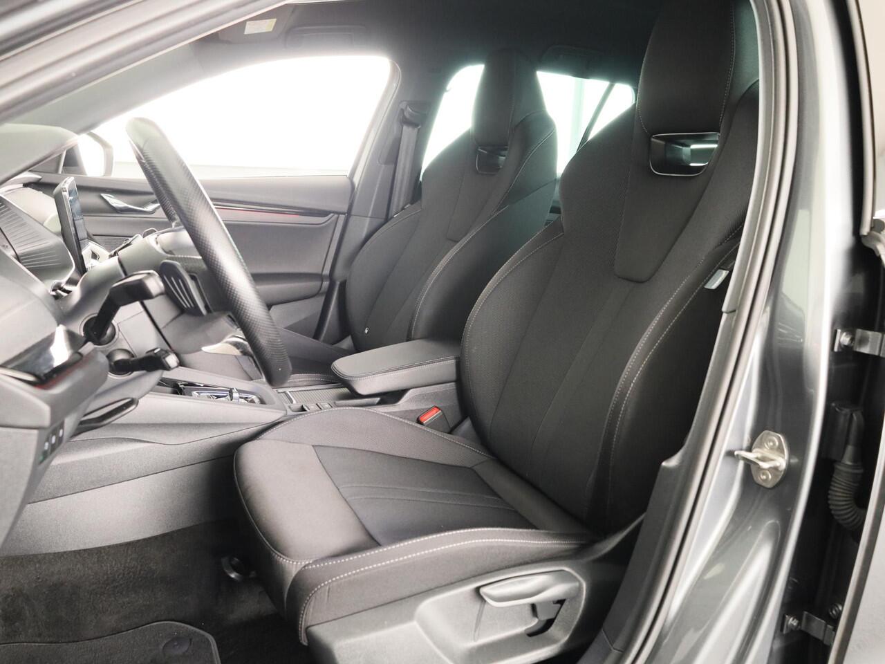 Skoda OCTAVIA Combi 1.4 TSI iV PHEV Sportline Business 204 pk Automaat (DSG) | Verlengde garantie | Navigatie | Parkeersensoren | Adaptieve cruise control | Stoelverwarming |