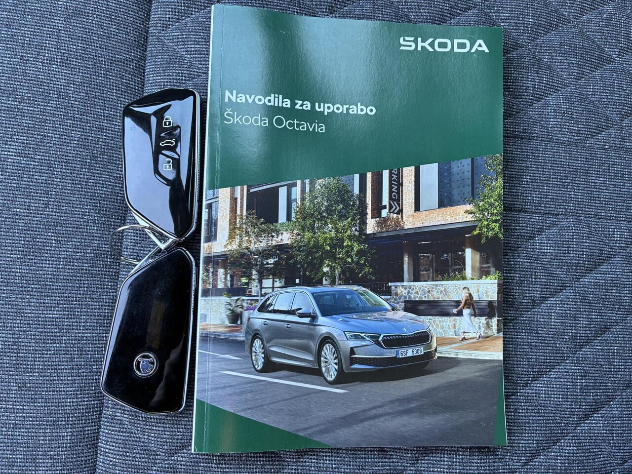 Skoda OCTAVIA Combi 1.5 TSI MHEV Sportline / Fabrieksgarantie t/m 12-2026 / Adaptieve Cruise Control / Navigatie / Apple Carplay/Android Auto / Achteruitrijcamera / Stoelverwarming / Sportstoelen / Elektrische achterklep /