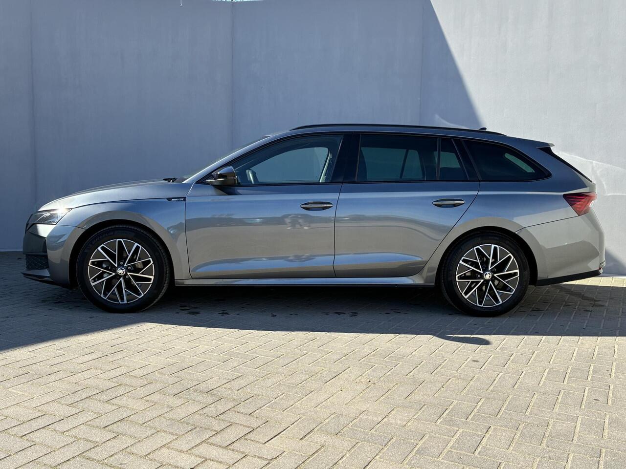 Skoda OCTAVIA Combi 1.5 TSI MHEV Sportline / Fabrieksgarantie t/m 12-2026 / Adaptieve Cruise Control / Navigatie / Apple Carplay/Android Auto / Achteruitrijcamera / Stoelverwarming / Sportstoelen / Elektrische achterklep /