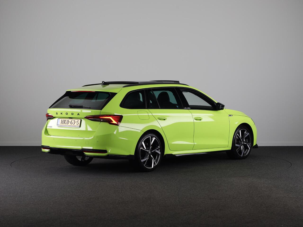 Skoda OCTAVIA Combi 1.5 TSI MHEV 150pk DSG-7 Sportline Business | Led Matrix | 19 inch | Black pakket | Panoramadak | Elek. stoel | Stoelverwarming voor + achter | Travel Assist | Adaptive Cruise