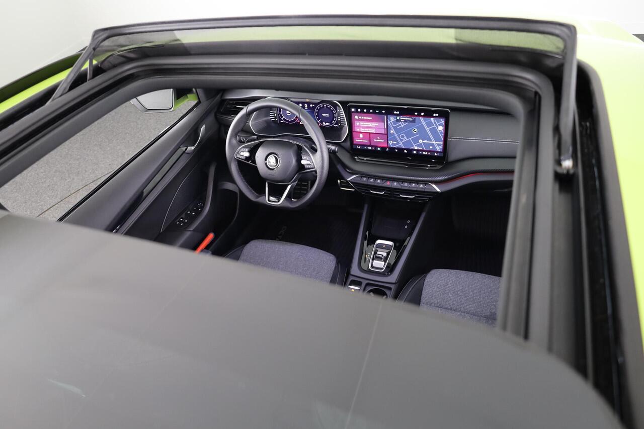 Skoda OCTAVIA Combi 1.5 TSI MHEV 150pk DSG-7 Sportline Business | Led Matrix | 19 inch | Black pakket | Panoramadak | Elek. stoel | Stoelverwarming voor + achter | Travel Assist | Adaptive Cruise