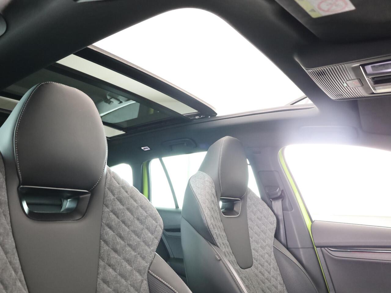 Skoda OCTAVIA Combi 1.5 TSI MHEV 150pk DSG-7 Sportline Business | Led Matrix | 19 inch | Black pakket | Panoramadak | Elek. stoel | Stoelverwarming voor + achter | Travel Assist | Adaptive Cruise