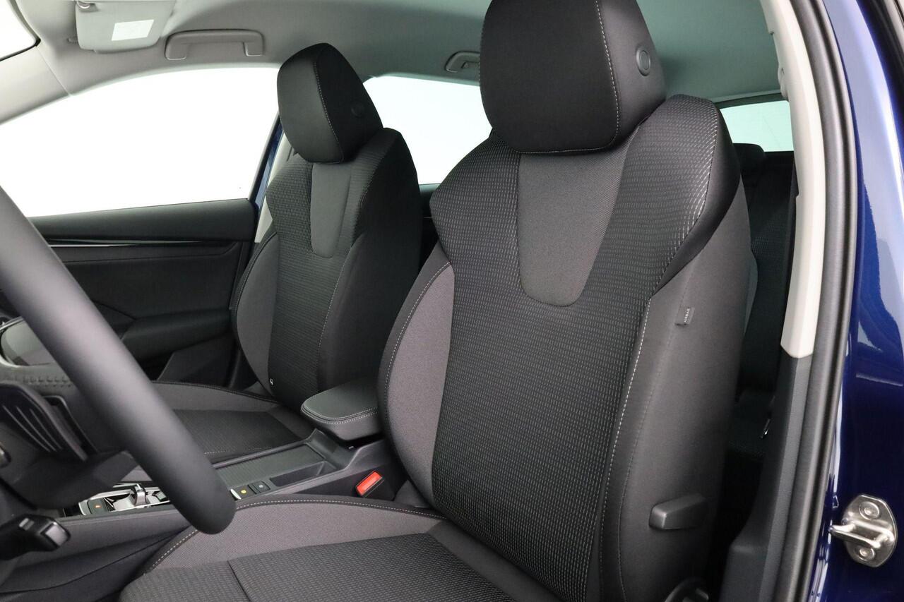 Skoda OCTAVIA combi Business Edition Plus 1.5 TSI m-HEV 85 kW / 115 PK | Speciale lak 'Storm Blue' | 18inch LMV | Trekhaak | Winterpakket | Chromepakket |