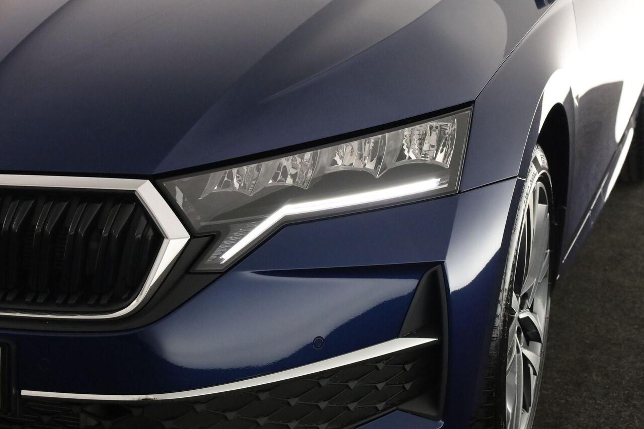 Skoda OCTAVIA combi Business Edition Plus 1.5 TSI m-HEV 85 kW / 115 PK | Speciale lak 'Storm Blue' | 18inch LMV | Trekhaak | Winterpakket | Chromepakket |