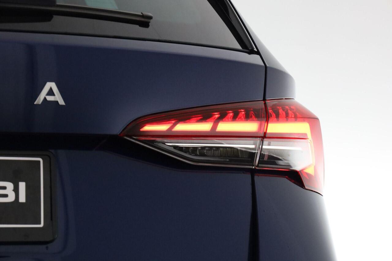 Skoda OCTAVIA combi Business Edition Plus 1.5 TSI m-HEV 85 kW / 115 PK | Speciale lak 'Storm Blue' | 18inch LMV | Trekhaak | Winterpakket | Chromepakket |